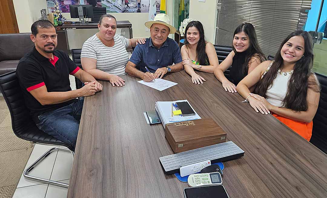 Ao lado da filha e das netas, prefeito sanciona projeto que dá ao elevado da Dias Martins o nome de Beth Bocalom