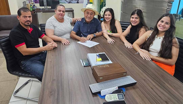 Ao lado da filha e das netas, prefeito sanciona projeto que dá ao elevado da Dias Martins o nome de Beth Bocalom