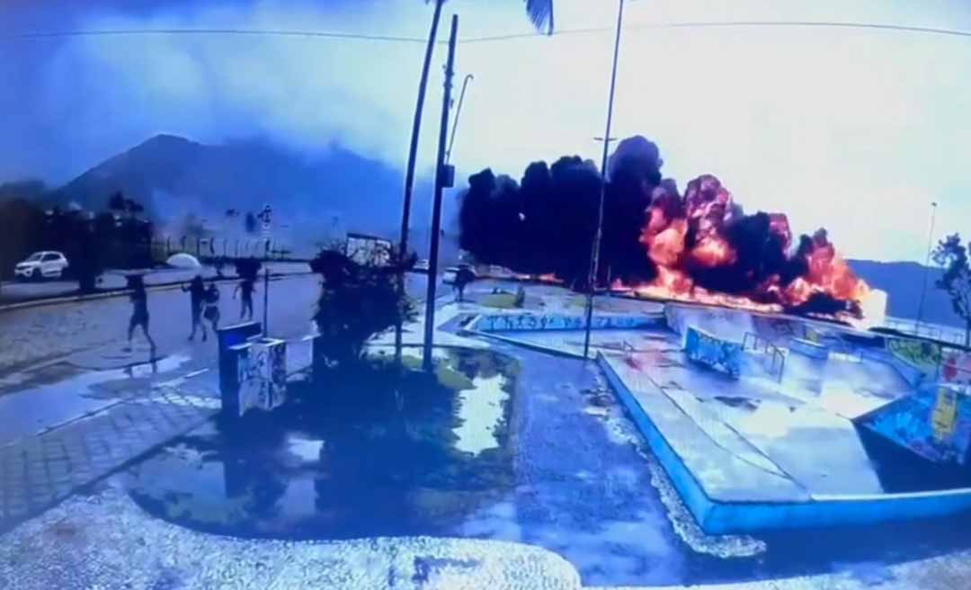 Jatinho ultrapassa a pista do aeroporto de Ubatuba, vai parar na praia e explode; duas pessoas morreram
