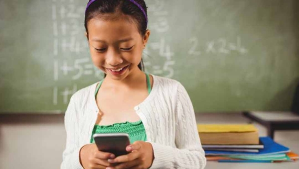 Presidente Lula sanciona a proibição do uso de celular nas escolas brasileiras