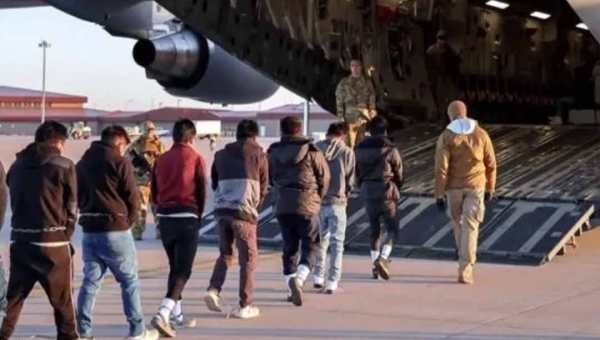 Primeiro voo com brasileiros deportados por Trump chega ao Brasil hoje