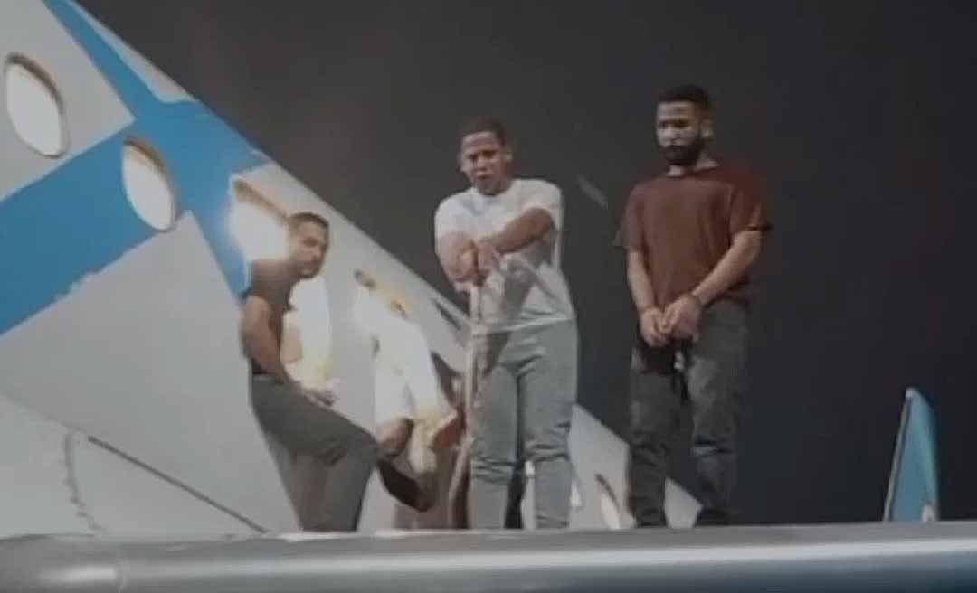 Brasileiros deportados dos EUA chegam algemados em Manaus; passageiros são soltos pela Polícia Federal