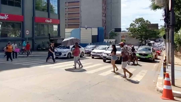 Implantação de rede coletora de esgoto na Avenida Brasil deixa trânsito lento no Centro de Rio Branco
