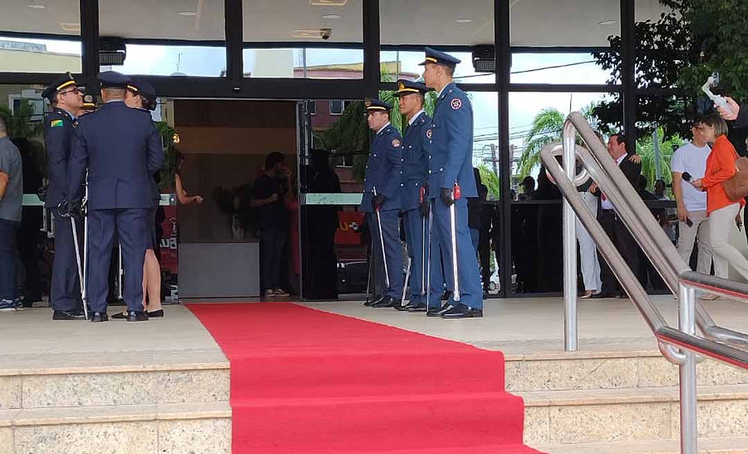 Com rua fechada e tapete vermelho, Aleac recepciona autoridades na posse de Nicolau