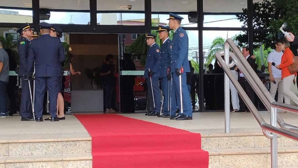 Com rua fechada e tapete vermelho, Aleac recepciona autoridades na posse de Nicolau