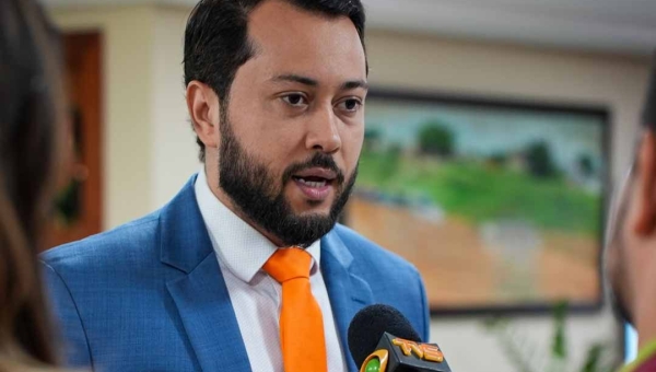 Emerson Jarude diz que vai fiscalizar atos de Aberson Carvalho, da Educação, mais de perto