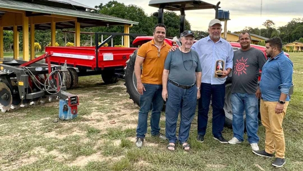 Petecão visita a Fazenda da Esperança em Mâncio Lima e entrega trator e implementos agrícolas