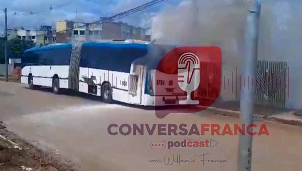 Ônibus sanfonado pega fogo na parada final do bairro Calafate em Rio Branco