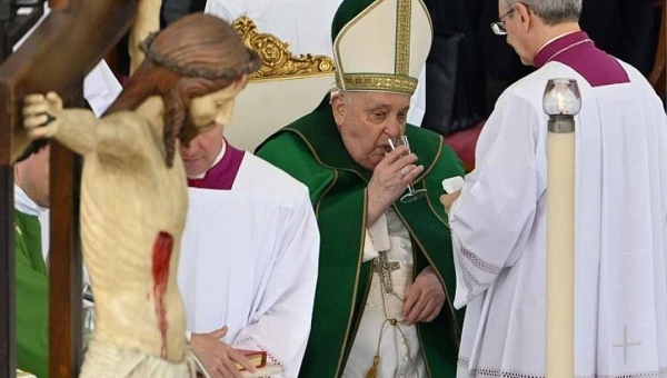 Papa Francisco tem "quadro clínico complexo", divulga Vaticano