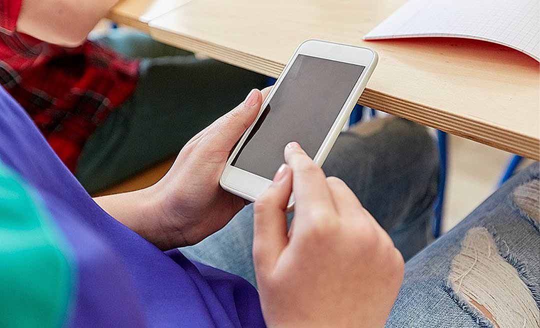 Governo do Acre proíbe uso de celulares e dispositivos eletrônicos em aulas, recreios e intervalos em escolas 