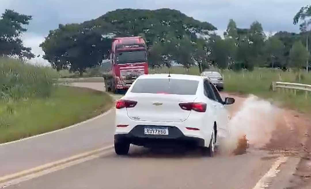 Trechos esburacados colocam motoristas em risco na BR 317; curva do “Alemão” é um dos pontos mais precários