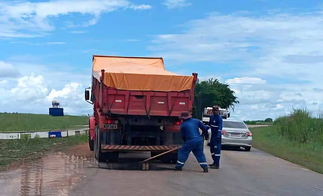 Após denúncia em trecho de rodovia, DNIT avança na recuperação da BR-317 com tapa-buracos e troca de asfalto até Assis Brasil