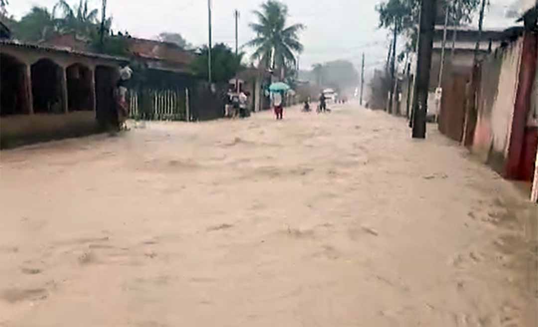 Chuva deixa ruas e casas alagadas em bairros de Rio Branco neste sábado; veja imagens