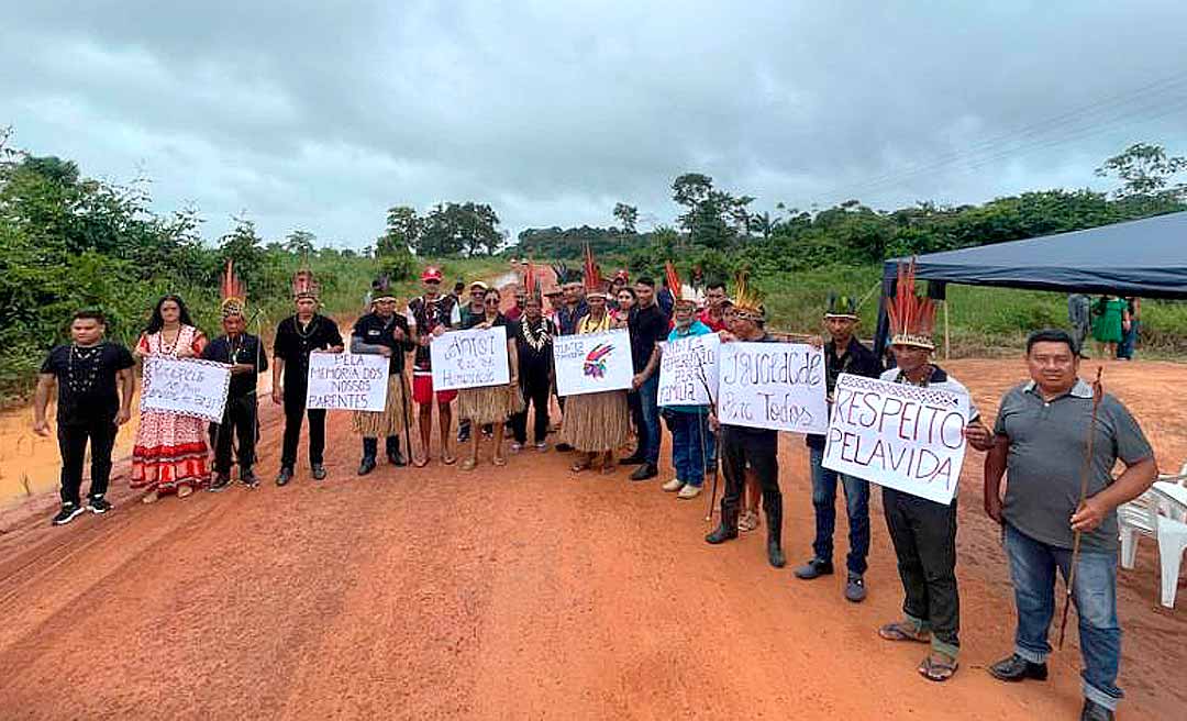 Indígenas bloqueiam BR-317 em protesto pedindo justiça após atropelamento de casal Apurinã