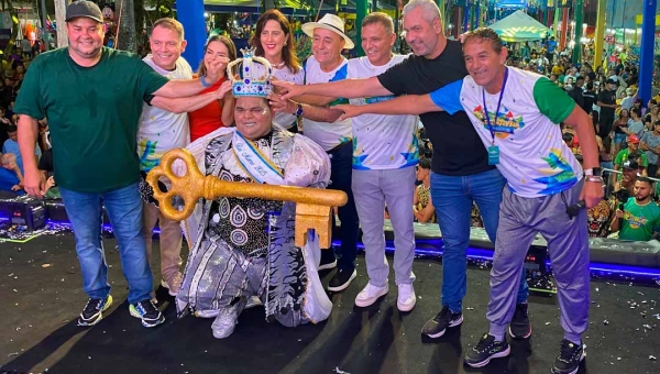 Rei Momo e Rainha do Carnaval: Júnior de Mônaco e Érica Oliveira são coroados no Carnaval da Família