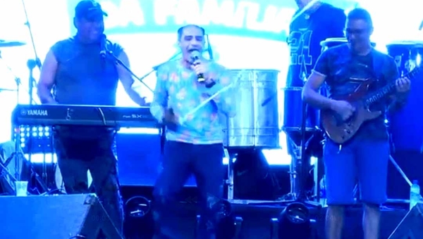 Radialista e cantor Ivan de Carvalho agita quarta noite do Carnaval da Família na Capital acreana com o Bregalypson