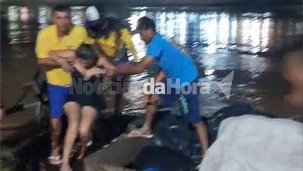 Mulher é resgatada por canoeiros após se afogar no Rio Acre, em Rio Branco