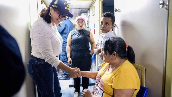 Em Porto Acre, vice-governadora Mailza visita navio-hospital da Marinha, agradece apoio e reforça parceria do Estado