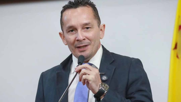 Adailton Cruz denuncia que mais de 500 trabalhadores do Hospital Regional do Juruá recebem abaixo de um salário mínimo