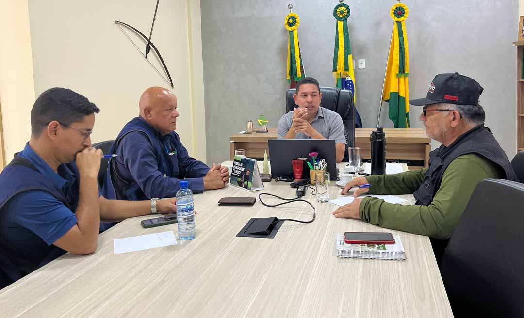 Prefeito Jerry Correia recebe equipe do Deracre para tratar de problemas estruturais em Assis Brasil
