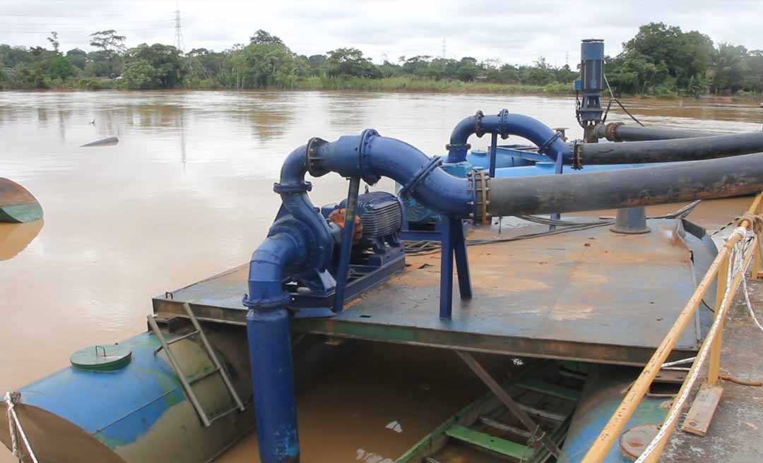 Bairros de Rio Branco ficam sem água após flutuantes das ETA’s serem atingidos por balseiros no rio Acre, informa Saerb
