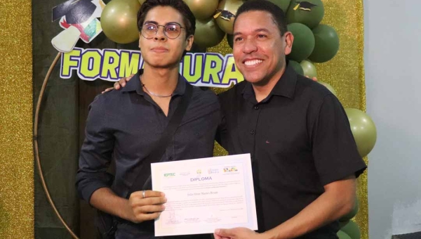 Prefeito Jerry participa de formatura de cursos profissionalizantes realizados pelo IEPETEC em Assis Brasil