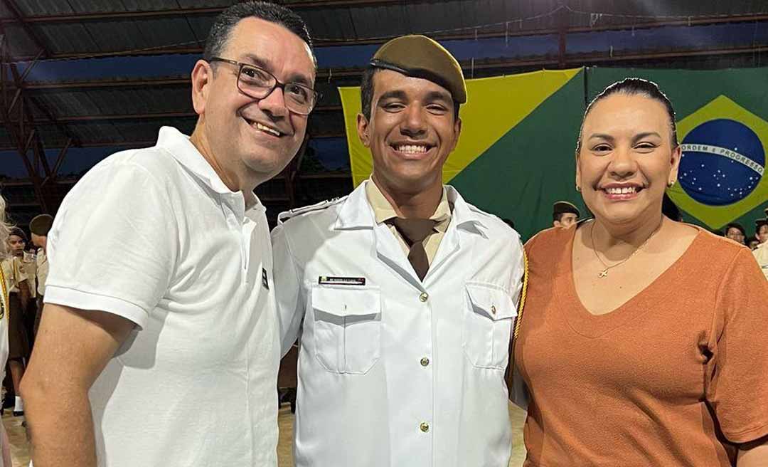Alunos participam de juramento à bandeira e troca de comando do Batalhão Escolar no CMET