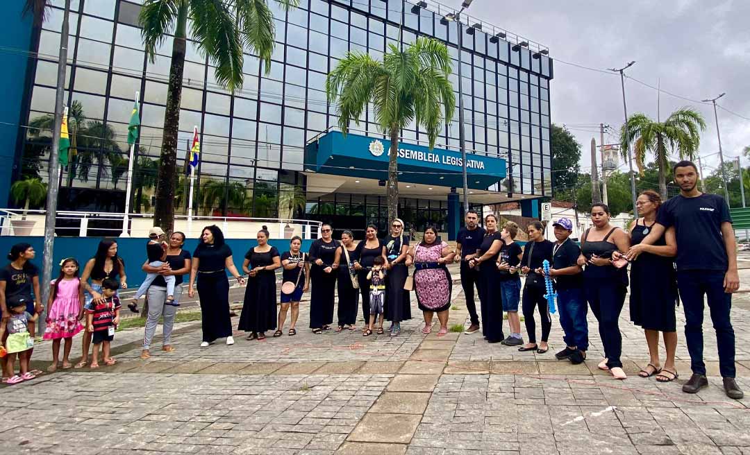 Nada a comemorar! Mães atípicas protestam em frente à Aleac por políticas públicas para pessoas com autismo