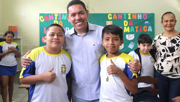 Prefeito Jerry Correia visita Escola Maria Ferreira e ouve demandas da comunidade escolar