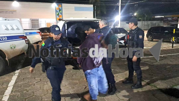 Dupla é presa com simulacros de arma de fogo após perseguição policial em Rio Branco