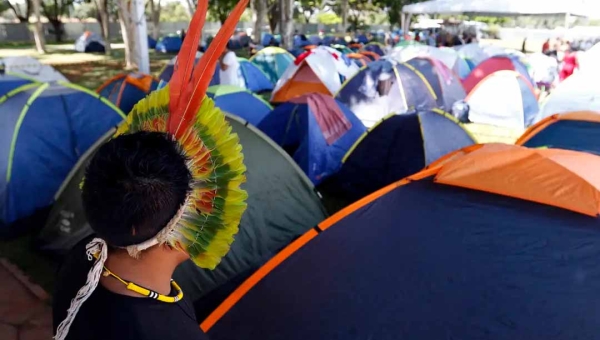 Criticando o agronegócio, mineração e Marco Temporal, milhares de indígenas acampam em Brasília