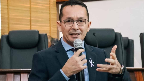 Adailton Cruz ameaça se afastar da Aleac caso governo não envie à Aleac PCCR da Saúde