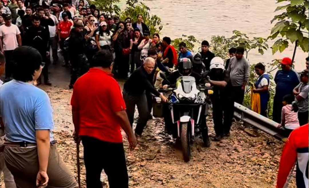 Deslizamento bloqueia estrada durante viagem de motocicleta ao Peru; fotógrafo acreano relata situação nas redes sociais