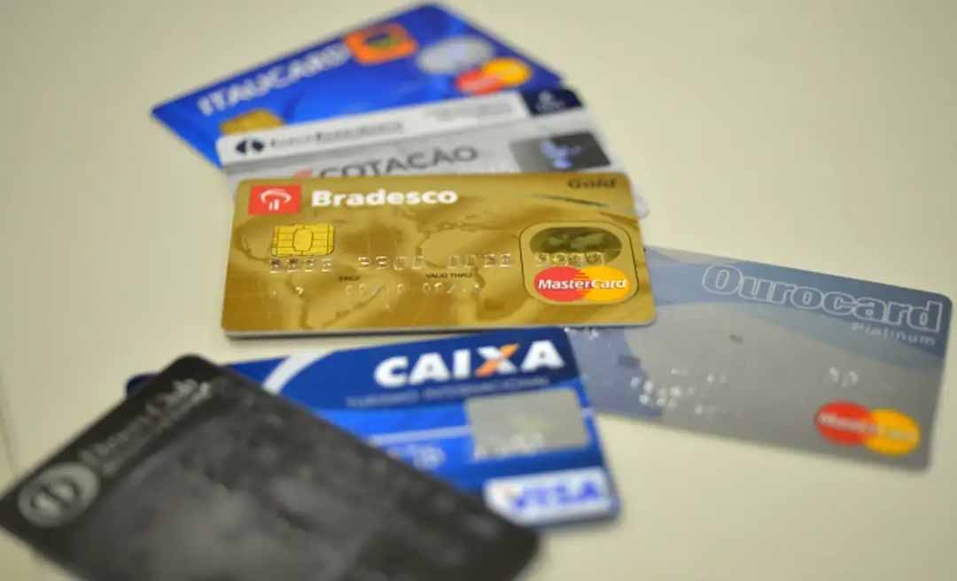 Taxas de juros do cartão de crédito rotativo avançam e chegam a 445% ao ano