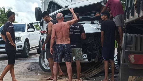 Acidente entre caminhões na BR-364 próximo aos municípios de Tarauacá e Feijó deixa motorista ferido