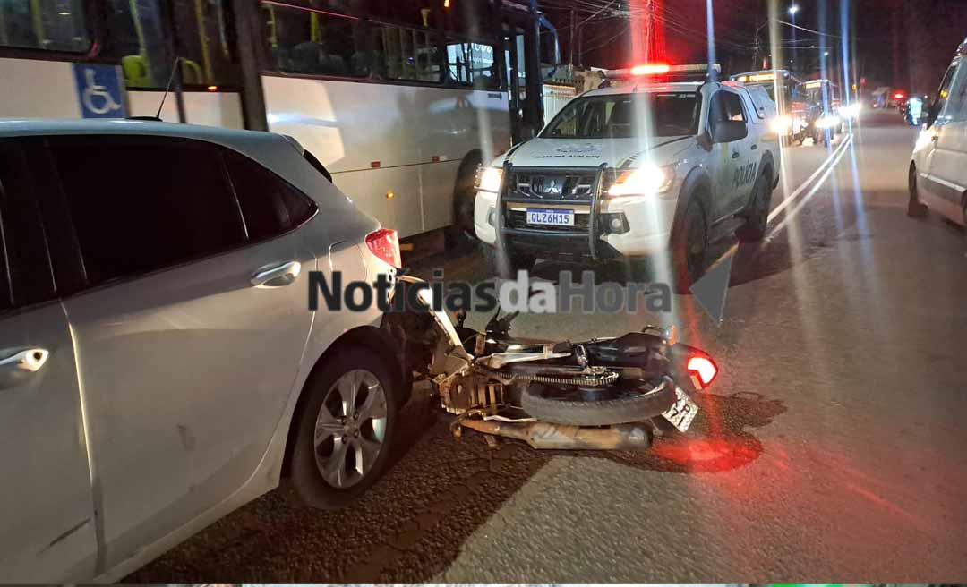 Conversão proibida na rua Rio de Janeiro, em Rio Branco, provoca acidente e deixa pai e filho feridos