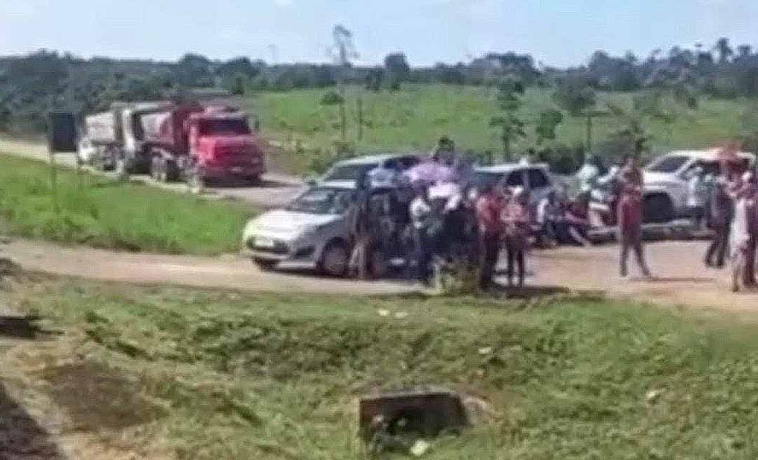 Reivindicando construção de escola e manutenção de rodovia, moradores fecham BR-364 em Feijó