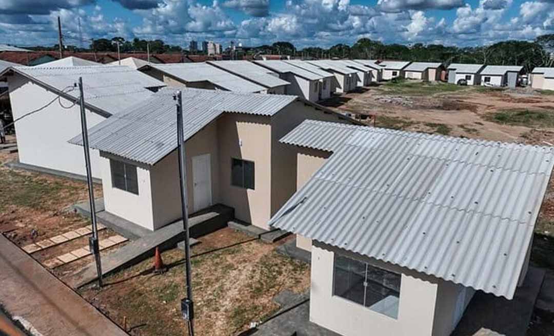 MPAC pede e Justiça suspende entrega de casas por risco de desabamento de encosta em Assis Brasil