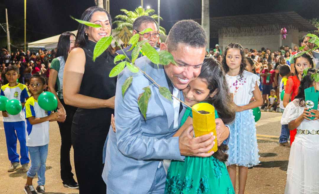 Prefeitura de Assis Brasil realiza desfile cívico temático em comemoração aos 49 anos do município