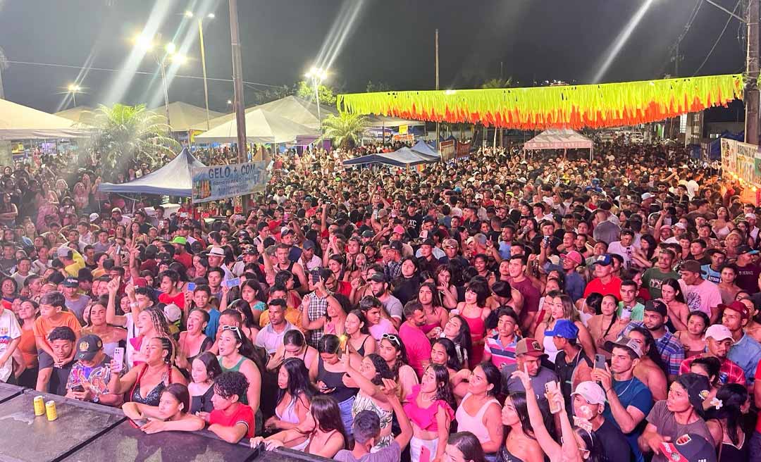 Segunda noite do Carnavassis 2025 atrai grande público e anima Assis Brasil com muita música e alegria