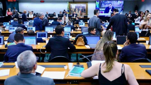 CCJ do Senado aprova fim da reeleição e unificação das eleições; proposta estabelece mandatos de cinco anos