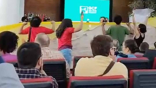 Manifestantes ligados ao PCBR radicalizam e invadem teatro da Ufac, local em que acontece o GCF; organização diz que manifestantes agiram com violência