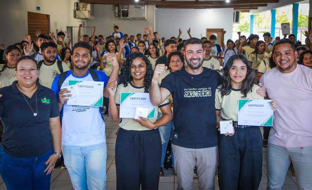 Nicolau Júnior celebra mais estudantes certificados por Projeto de Educação da Assembléia