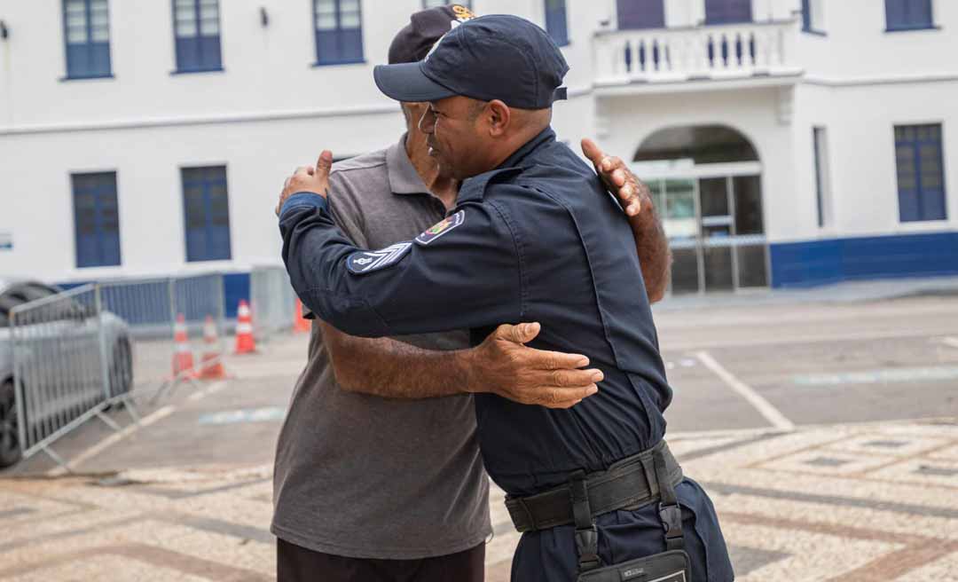 No Acre, gesto de policial militar muda a vida de vendedor de picolé e cria rede de solidariedade