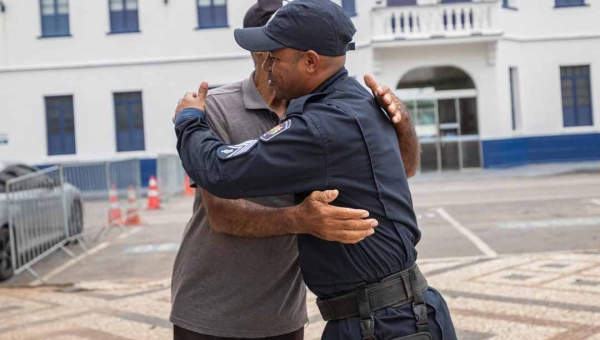 No Acre, gesto de policial militar muda a vida de vendedor de picolé e cria rede de solidariedade