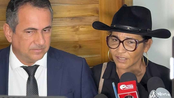 Presidente do Sinteac desmente líder do prefeito durante manifestação na Câmara de Rio Branco: "Não é por eleição, é por dois anos de enrolação"