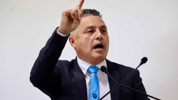 "Enquanto o povo sofre, prefeito se diverte: uma afronta aos rio-branquenses", dispara Eber Machado