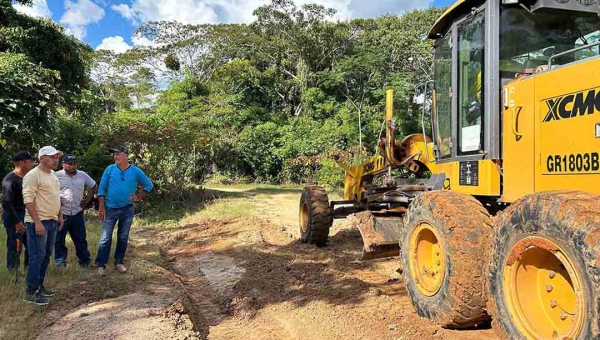 Na zona rural, prefeito Jerry Correia acompanha obras em ramais, colheita de milho e café