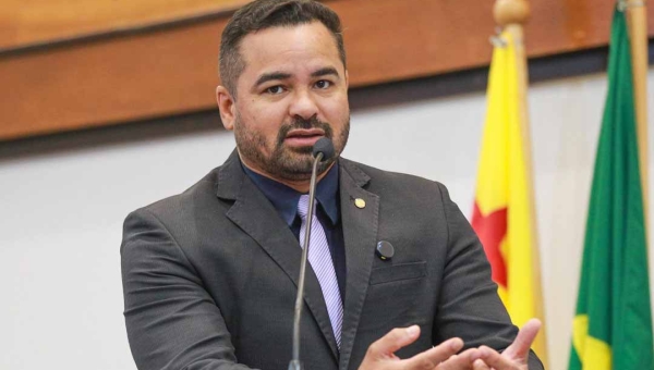 Arlenilson defende revogação de trechos de lei que impedem policiais penais processados a aderir a banco de horas