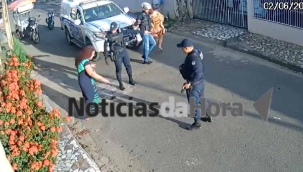 Mulher é presa acusada de assassinar o irmão com várias facadas no bairro Tucumã; criança teria presenciado o crime